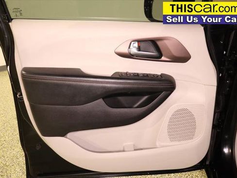 Used 2017 Chrysler Pacifica Touring-L FWD image 31