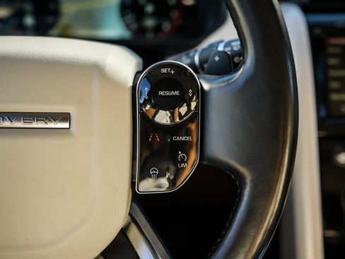 Used 2019 Land Rover Discovery HSE image 32