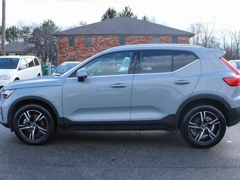 Used 2025 Volvo XC40 B5 Plus image 5
