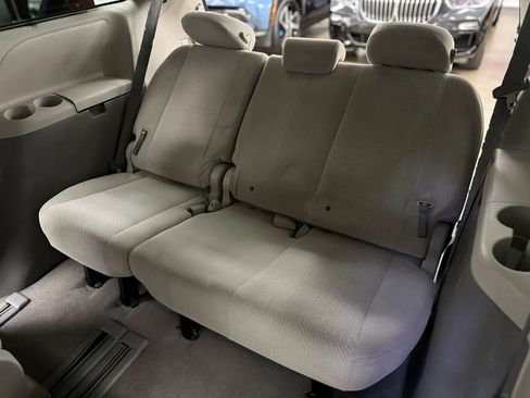 Used 2011 Toyota Sienna LE FWD image 18