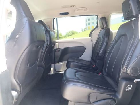 Used 2024 Chrysler Pacifica Touring-L FWD image 20