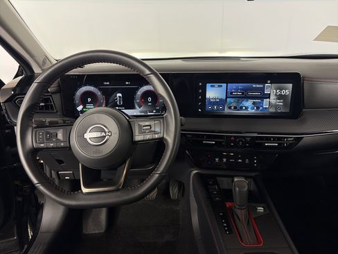 Used 2025 Nissan Kicks SR image 3