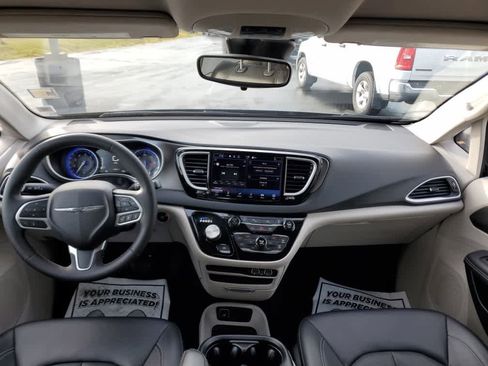 Certified 2024 Chrysler Pacifica Touring-L image 16