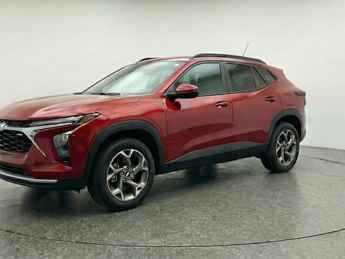 Used 2025 Chevrolet Trax LT FWD image 3