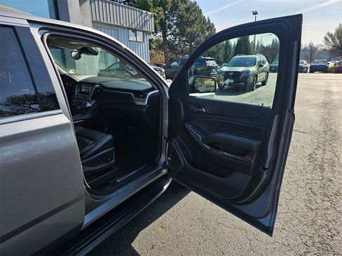 Used 2018 Chevrolet Suburban LT image 10