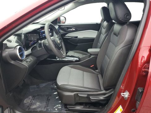 Used 2025 Chevrolet Trax LT FWD image 19