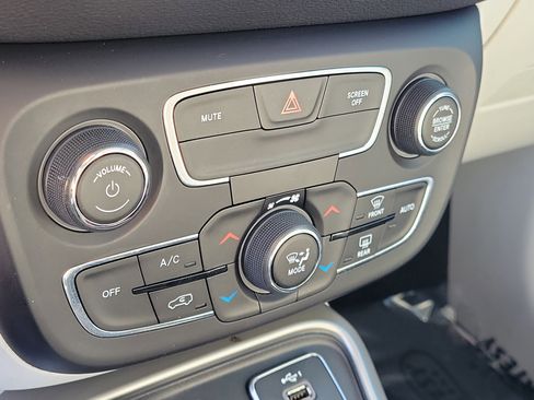 Used 2019 Jeep Compass Latitude image 29