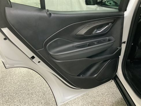 Used 2024 GMC Terrain SLT image 17