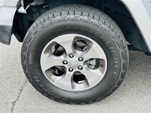 Used 2018 Jeep Wrangler Unlimited Sahara w/ Connectivity Group AWD/4WD image 15