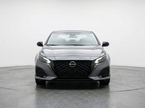 Used 2025 Nissan Altima 2.5 SV FWD image 2