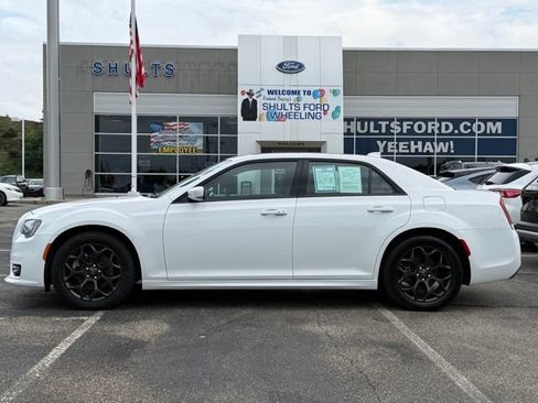 Used 2022 Chrysler 300 Touring L w/ Popular Equipment Group AWD/4WD image 2
