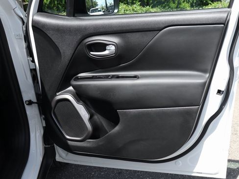 Used 2023 Jeep Renegade Latitude w/ Sun & Fun Group image 43