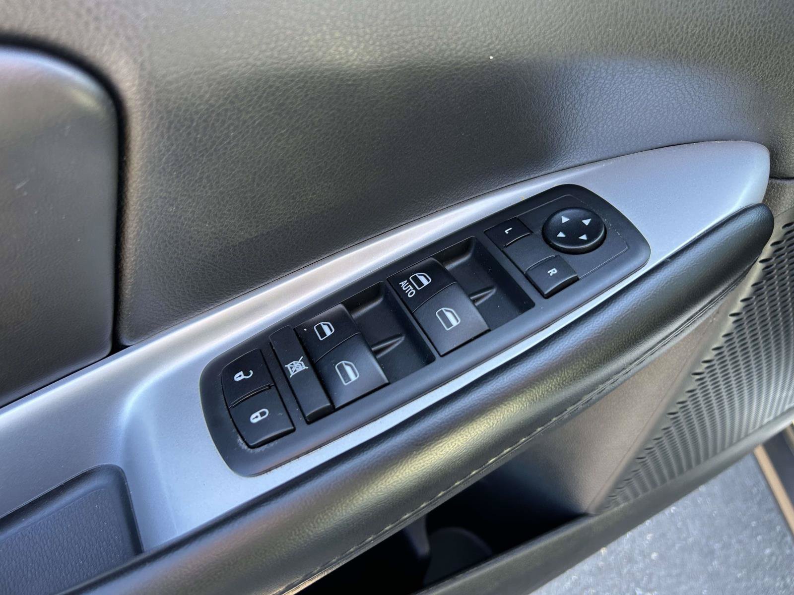 Used 2018 Dodge Journey SXT w/ Connectivity Group FWD image 12