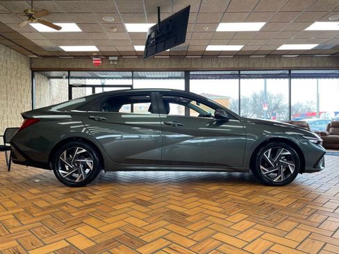 Used 2025 Hyundai Elantra Limited image 7