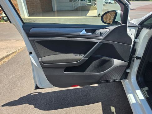 Used 2018 Volkswagen Golf SE FWD image 12