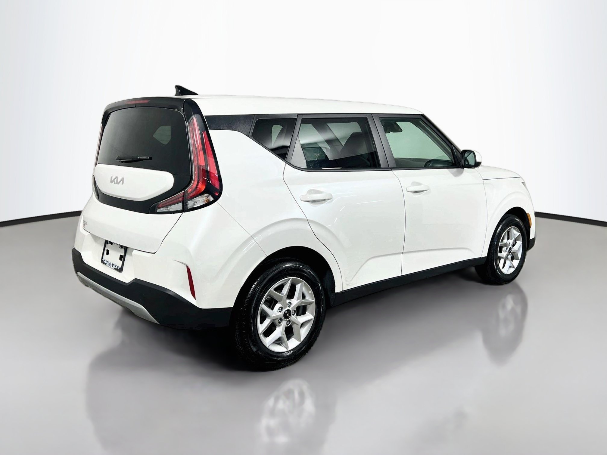 Used 2025 Kia Soul LX w/ LX Technology Package FWD image 4
