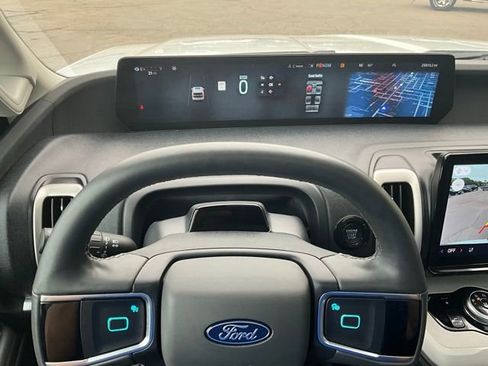 Used 2025 Ford Expedition Active AWD/4WD image 11