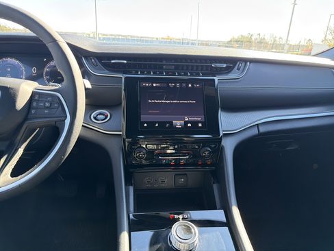 Used 2024 Jeep Grand Cherokee Altitude image 30