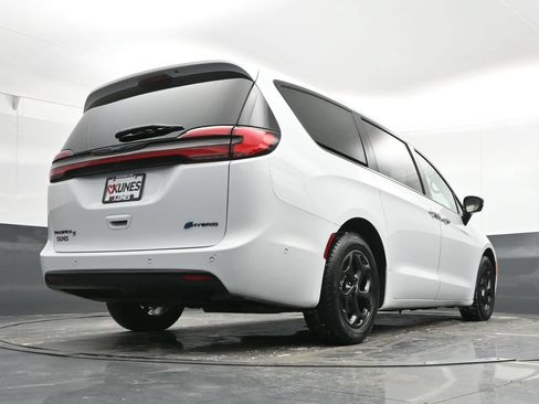 Used 2024 Chrysler Pacifica Limited FWD image 46
