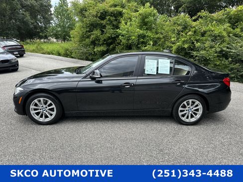 Used 2018 BMW 320i Sedan w/ Premium Package image 2