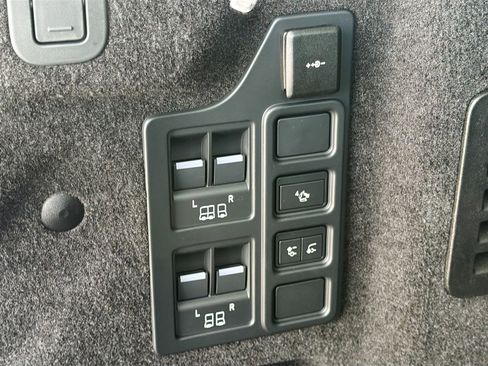 New 2026 Land Rover Discovery Limited Edition image 13