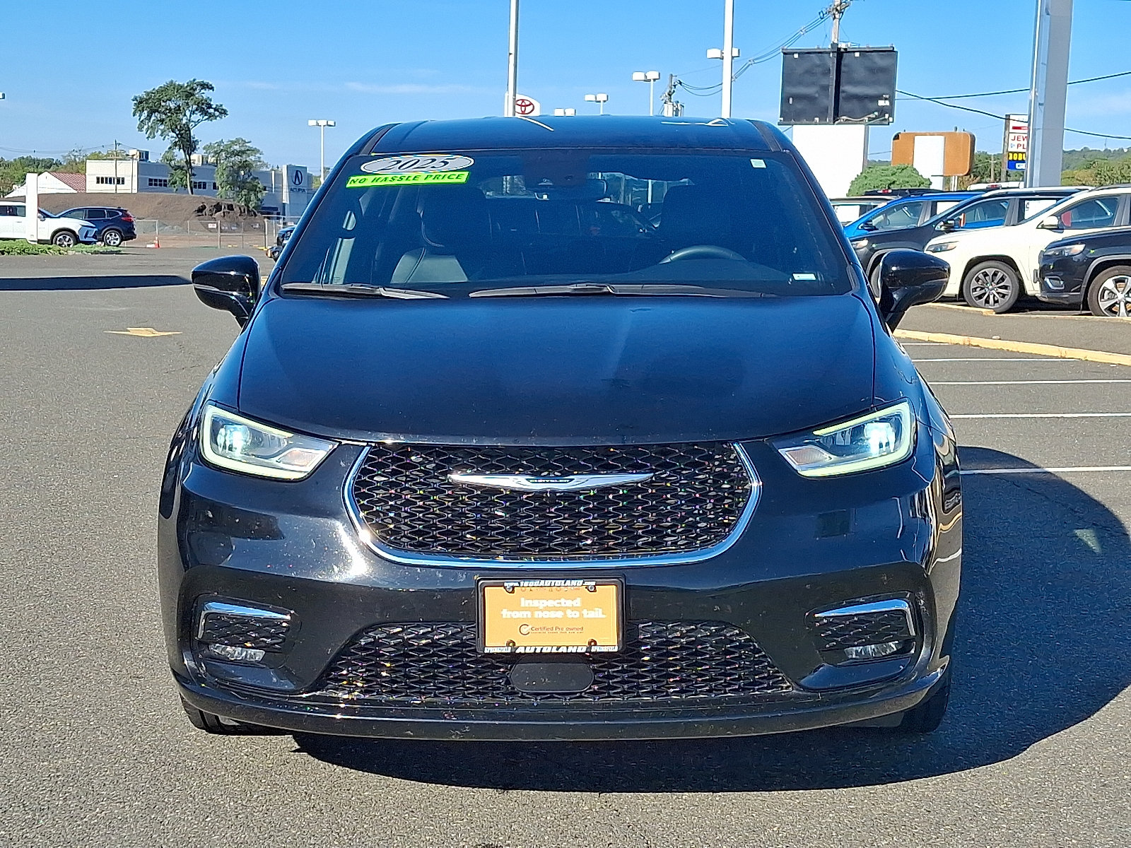 Used 2025 Chrysler Pacifica Select FWD image 2