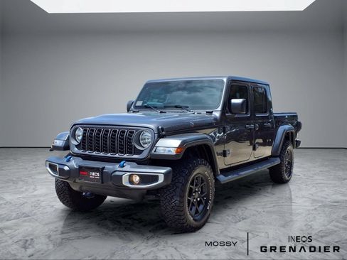 Used 2025 Jeep Gladiator Sport AWD/4WD image 4