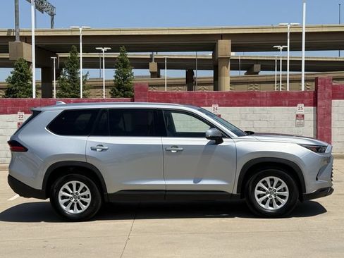 Used 2025 Toyota Grand Highlander AWD image 3