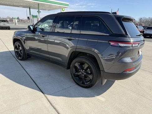 Used 2024 Jeep Grand Cherokee Limited w/ Black Appearance Package image 6