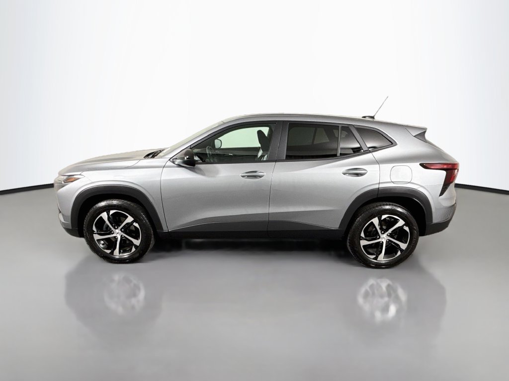 Used 2026 Chevrolet Trax RS w/ Sunroof Package FWD image 4