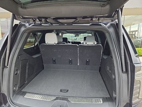 Used 2025 Chevrolet Suburban Premier image 18