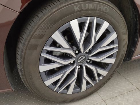 Used 2025 Nissan Altima 2.5 SV FWD image 31