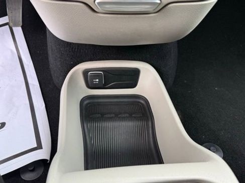 Used 2023 Chrysler Voyager LX image 26