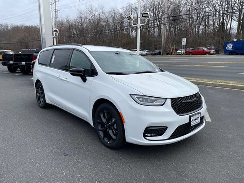 New 2026 Chrysler Pacifica Select w/ S Appearance Package FWD image 2
