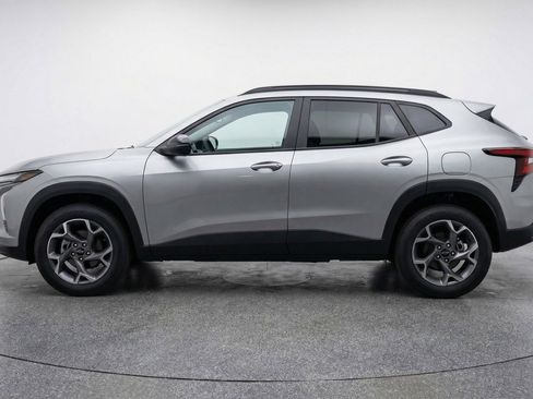 Used 2025 Chevrolet Trax LT FWD image 3