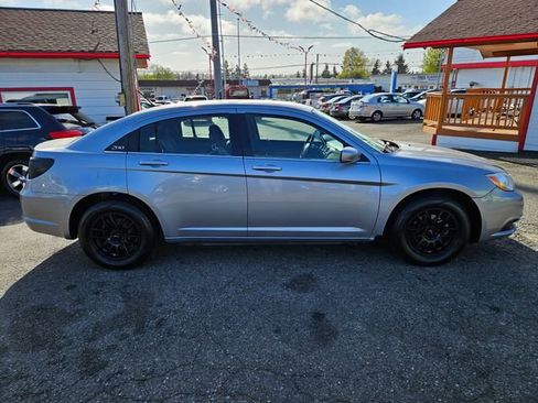 Used 2014 Chrysler 200 LX image 2