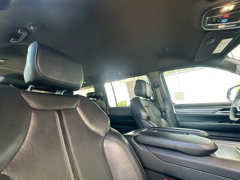 Used 2024 Jeep Wagoneer L Series II w/ Flexible Seating Group image 18