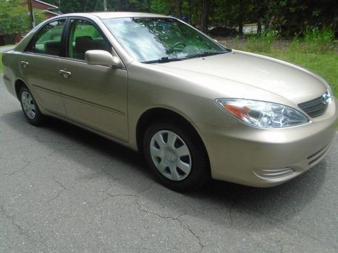 Used 2004 Toyota Camry LE FWD image 3