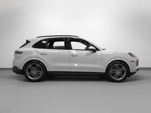 Certified 2025 Porsche Cayenne AWD/4WD image 13