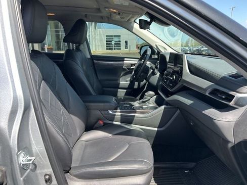 Used 2024 Toyota Highlander Platinum AWD/4WD image 12