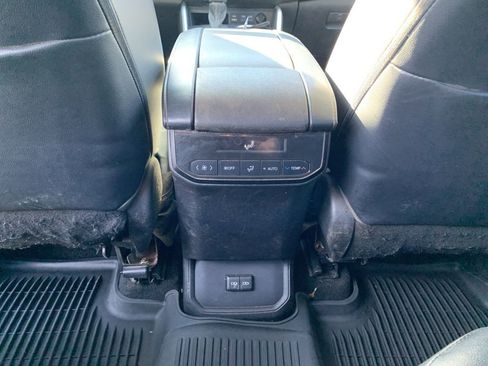 Used 2022 Toyota Highlander XLE image 14