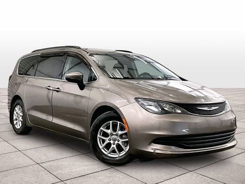 Used 2017 Chrysler Pacifica LX FWD image 2
