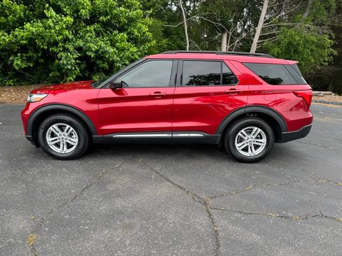 Used 2021 Ford Explorer XLT w/ Equipment Group 202A AWD/4WD image 2