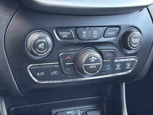 Used 2018 Jeep Cherokee Overland w/ Technology Group AWD/4WD image 28