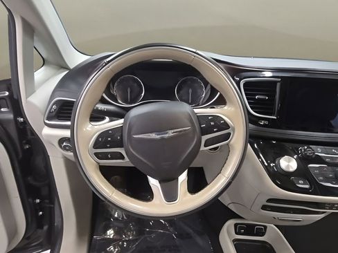 Used 2018 Chrysler Pacifica Limited w/ Tire & Wheel Group FWD image 24