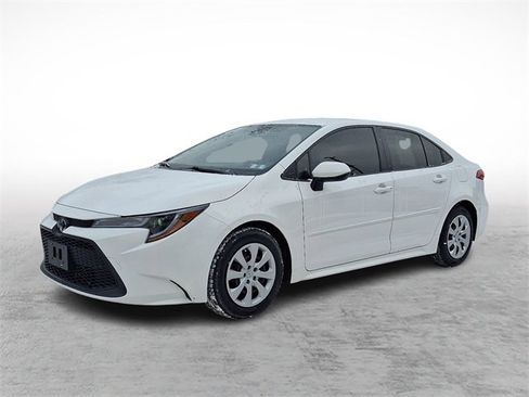 Used 2022 Toyota Corolla LE image 3