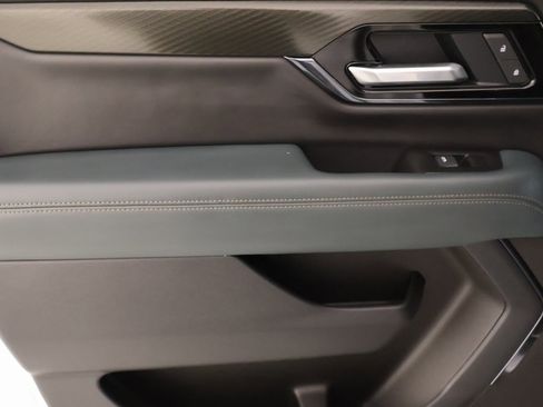 Used 2025 GMC Yukon XL AT4 w/ AT4 Premium Package image 18