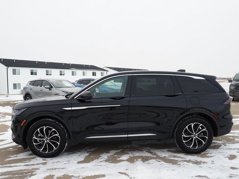 Used 2025 Lincoln Nautilus Premier image 19