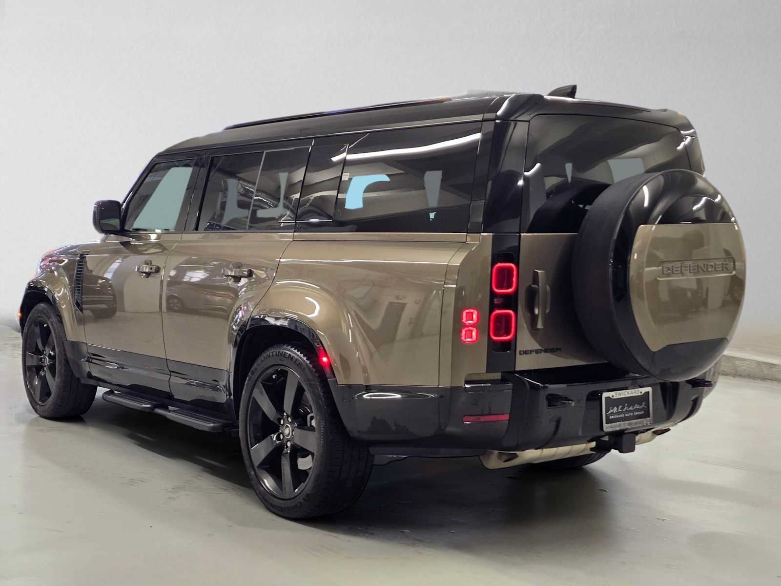 Used 2025 Land Rover Defender 130 X-Dynamic SE AWD/4WD image 3