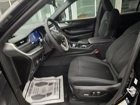New 2025 Jeep Grand Cherokee Laredo w/ Luxury Tech Group I RWD image 15